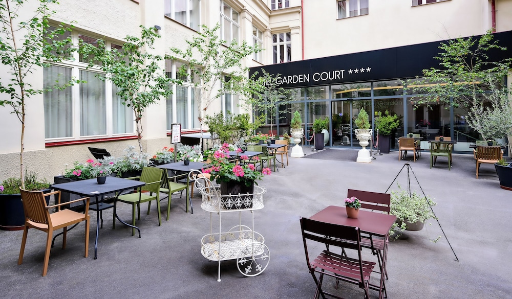 Hotel Garden Court 53/72