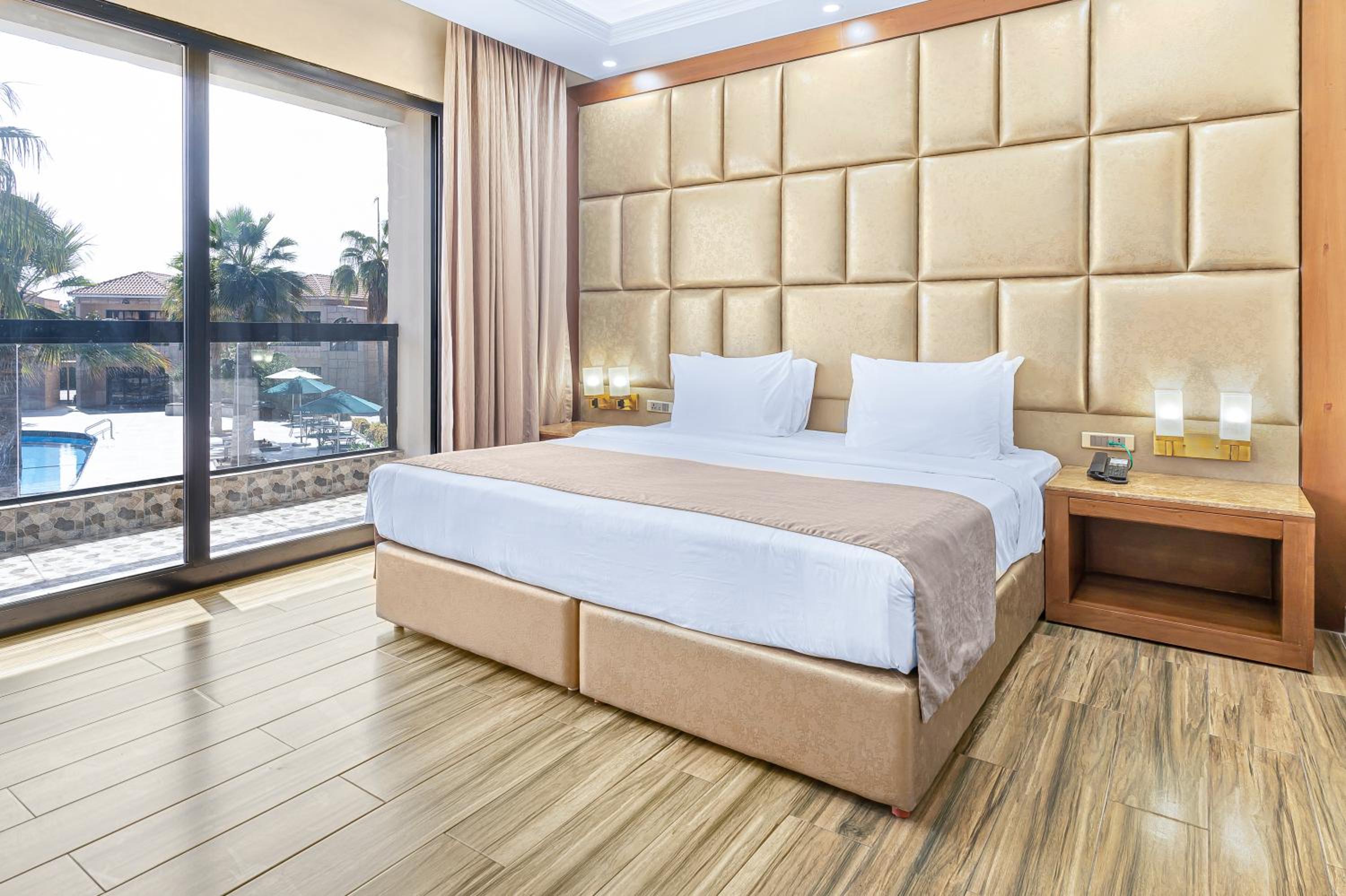 Suite, King Bed, Pool View