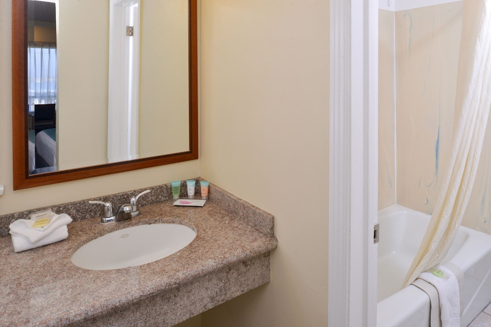 Edgewater Inn And Suites 20/76