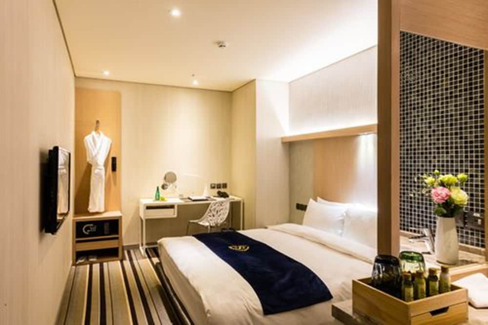 Sparkle Hotel 20/48