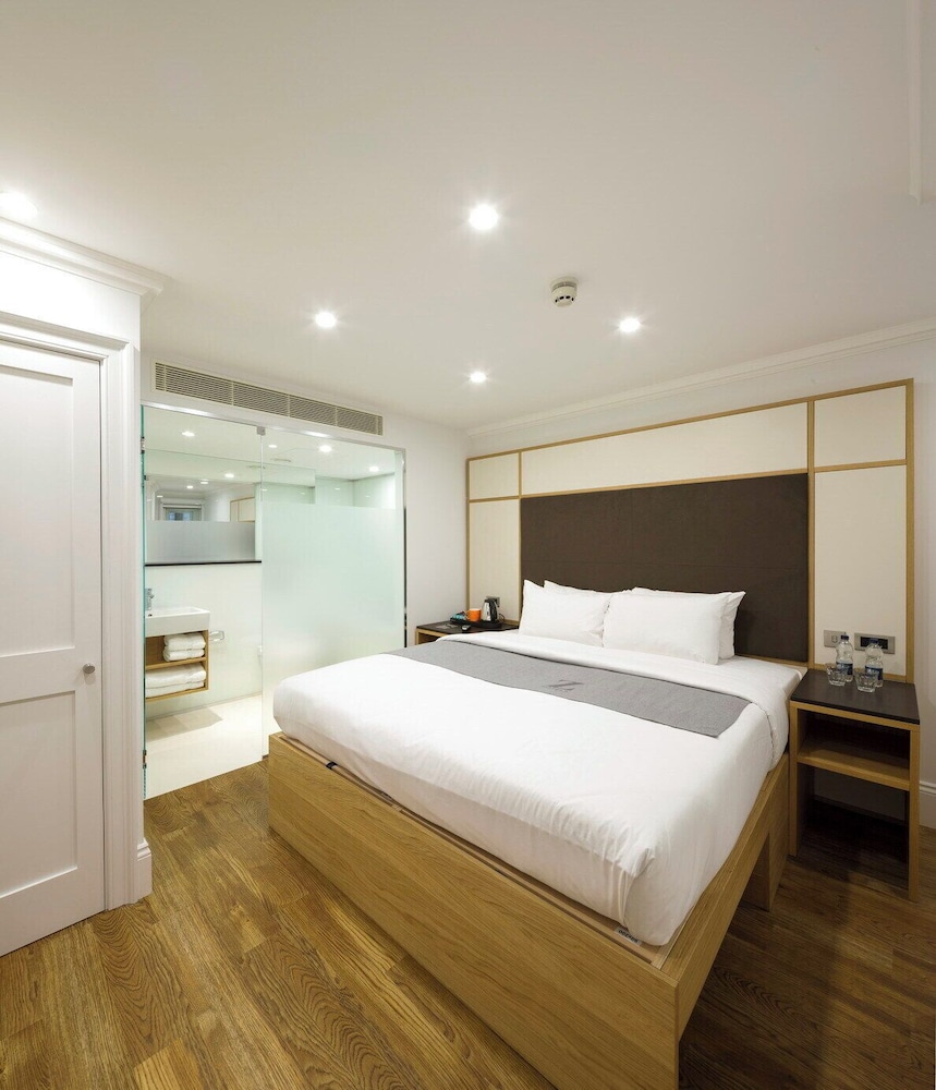 CLUB, KING BED