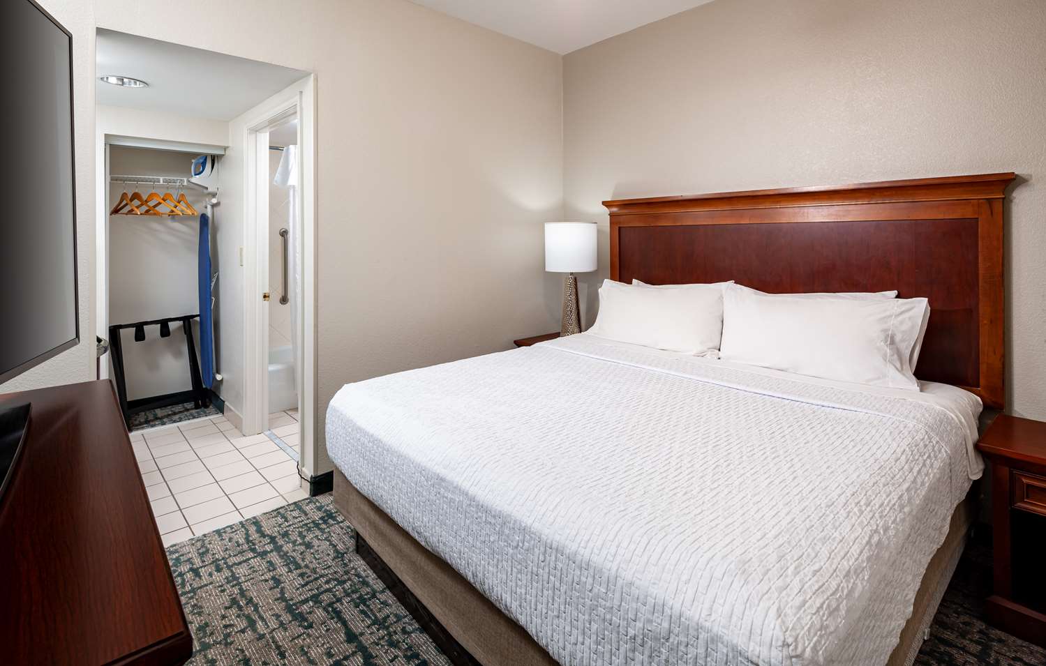 2 BEDROOMS, SUITE, 1 KING AND 2 QUEEN BEDS
