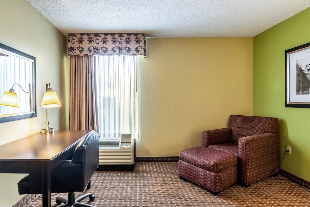 Wingate by Wyndham Conway, AR 30/52