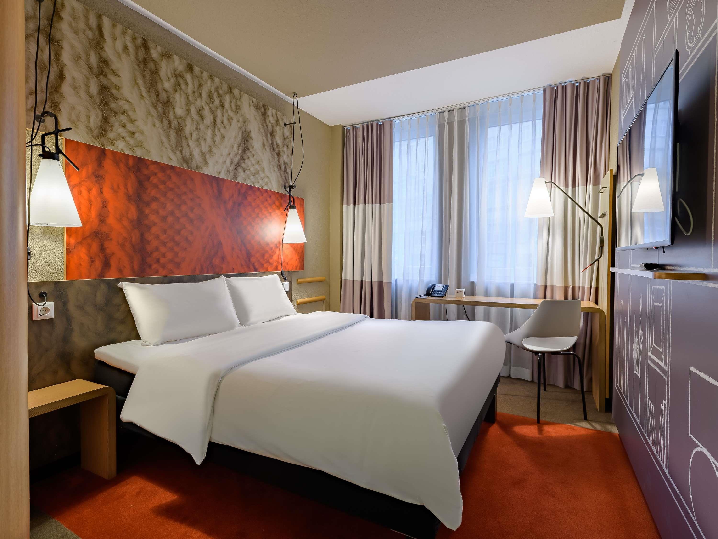غرفة بسرير مزدوج