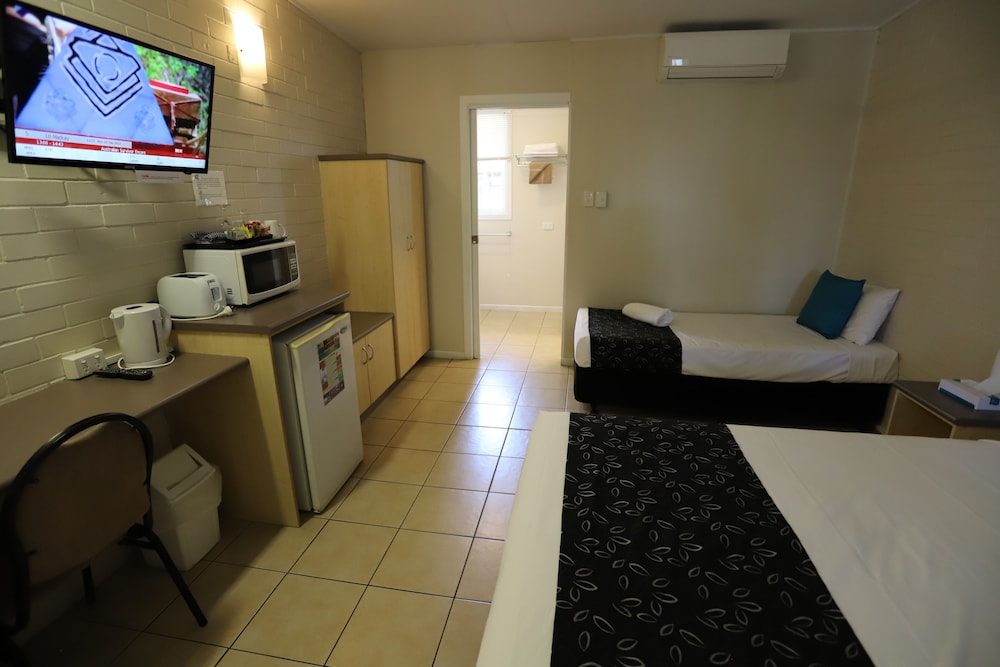 TROPIC COAST MOTEL 35/74