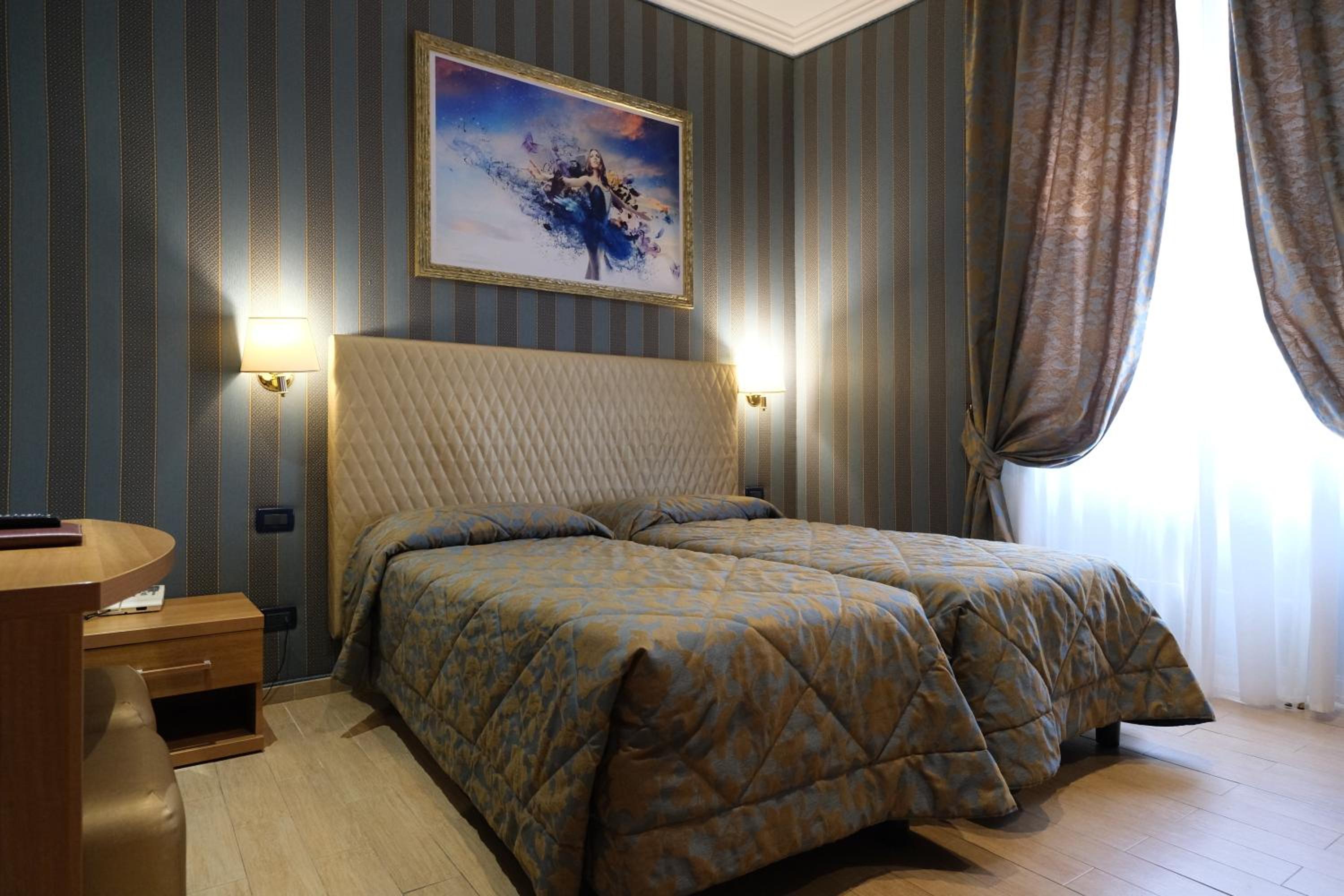ROOM, DOUBLE OR TWIN BED