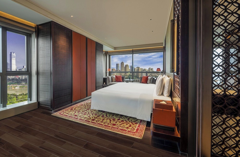 Regent, Club, King Bed, River View