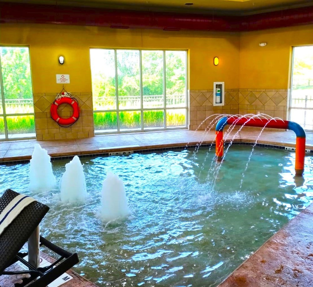 Holiday Inn Express And Suites Milwaukee Nw Park Place 26/79