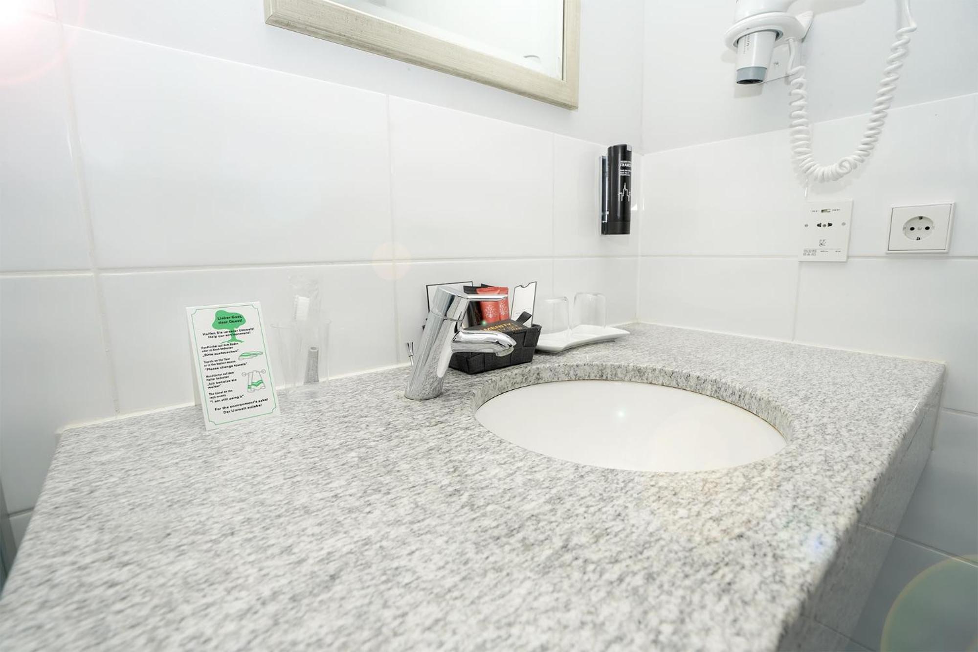 Room, Triple, Single Bed, City View, The Atrium Hotel 4/8
