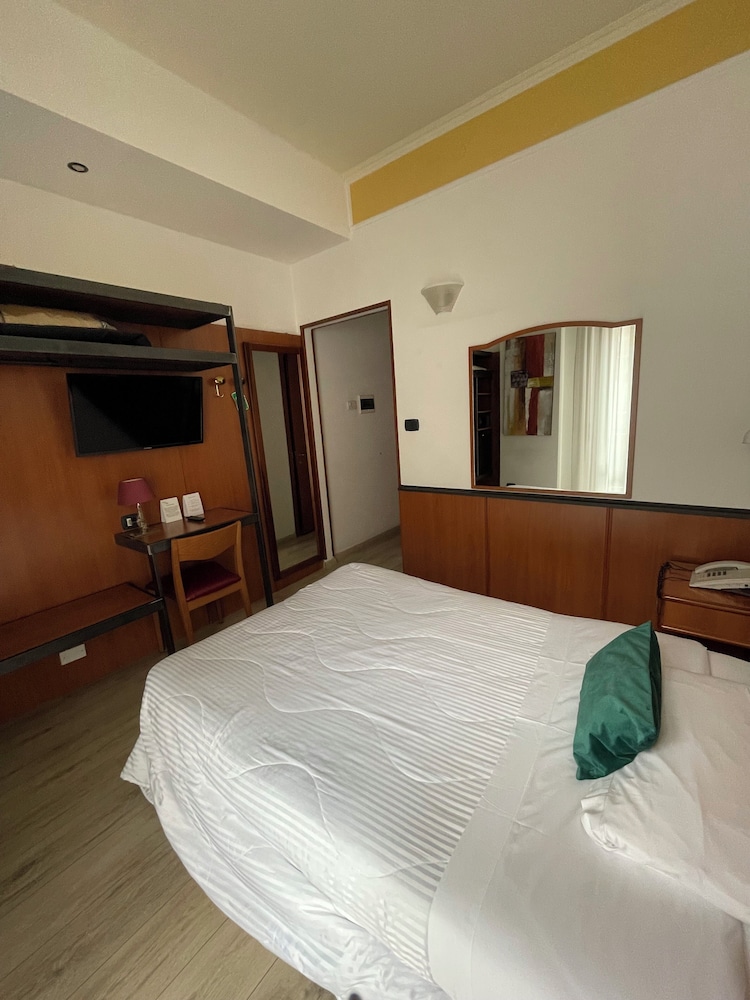 ECONOMY, QUEEN BED