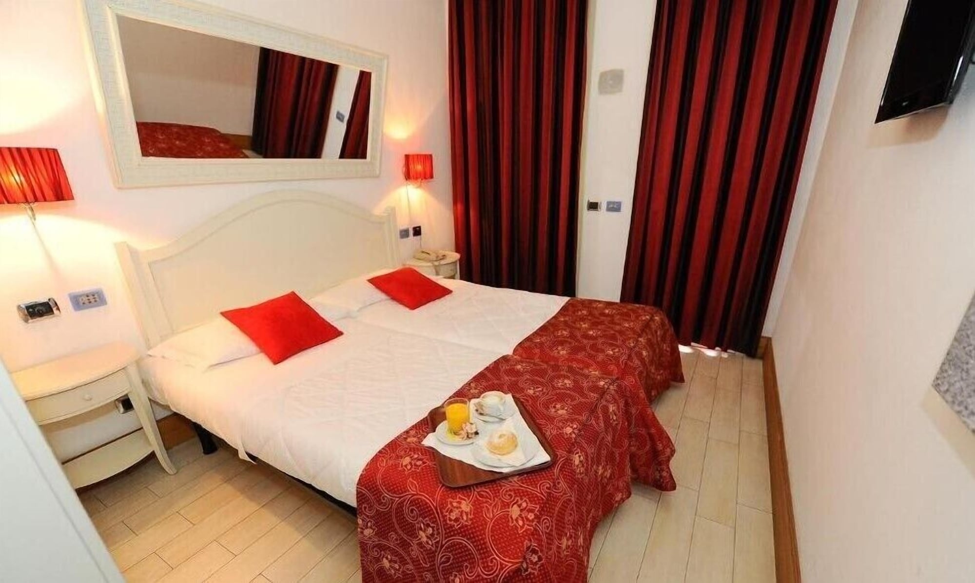 ROOM, TWIN BEDS