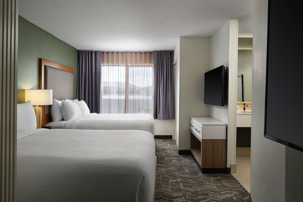 suite, multiple beds