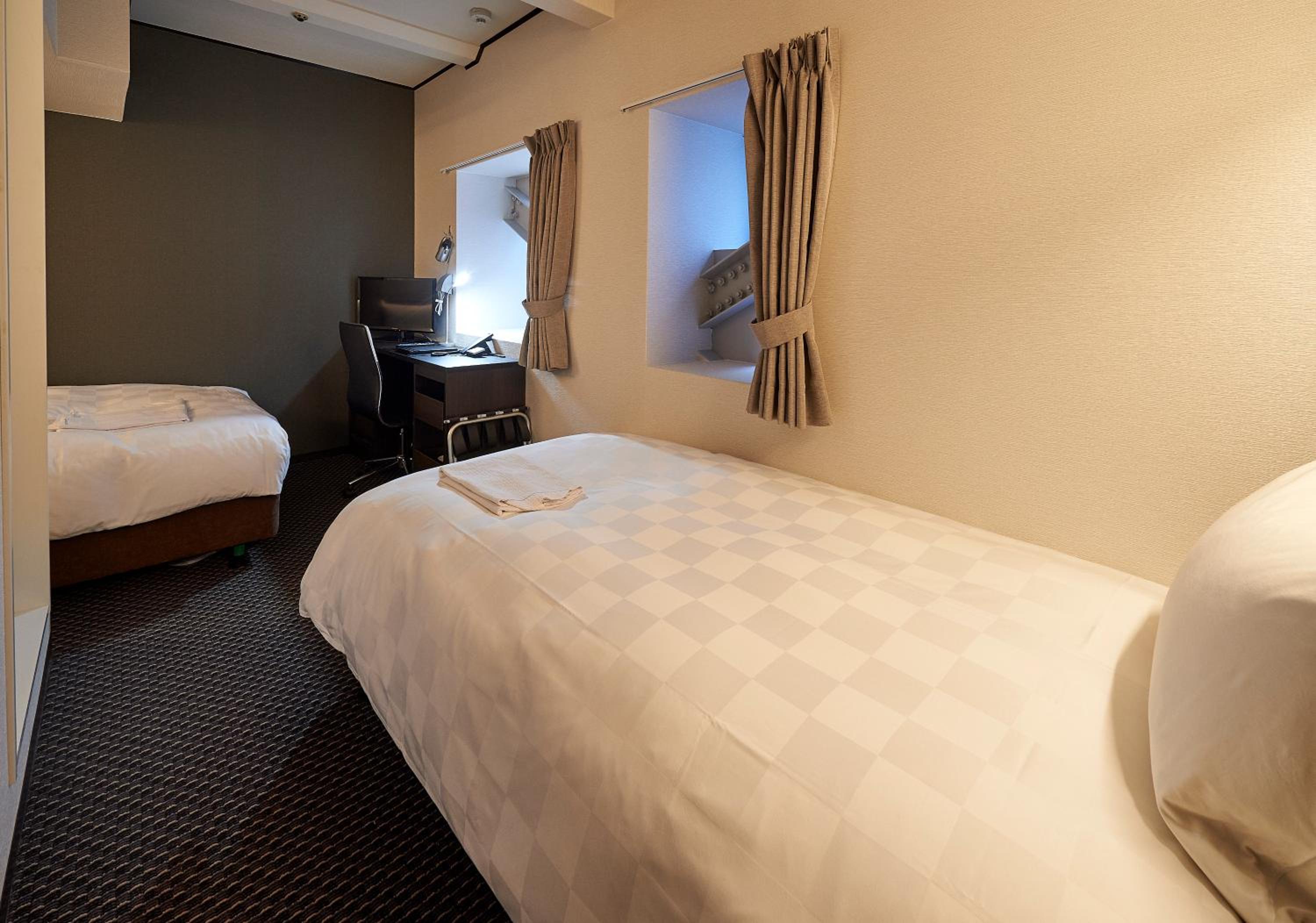 Semi Room, Twin Beds, 1 Double and 1 Single Bed, Large