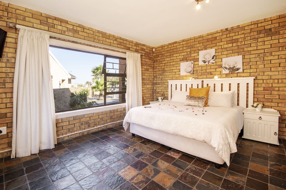 2 BEDROOMS, EXECUTIVE, SUITE, KITCHEN, COURTYARD AREA