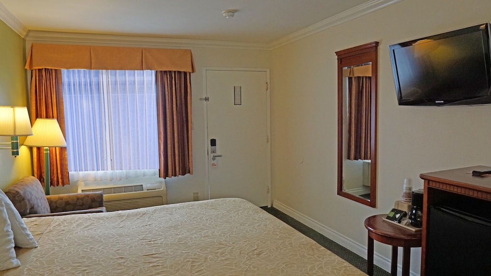 Redondo Inn and Suites 25/48