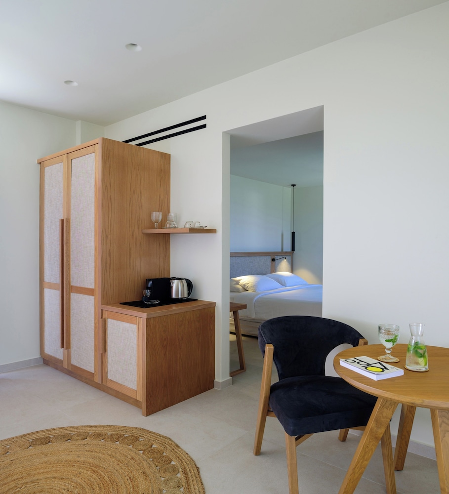 Potnia Theron Suites 7/79
