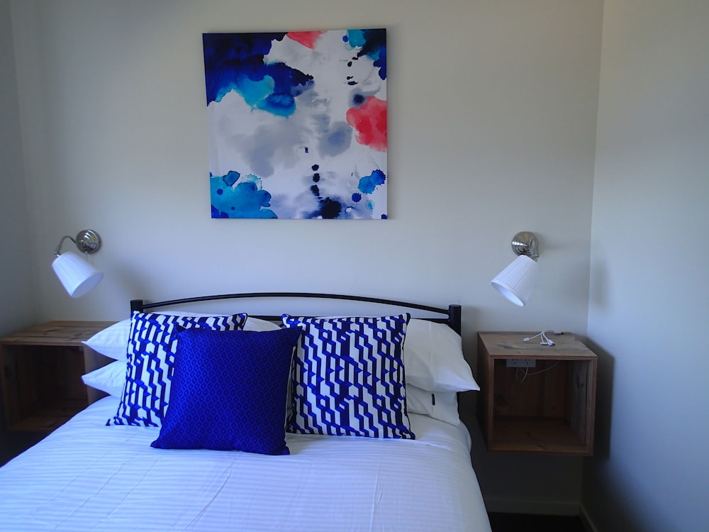 DUNGOWAN HOLIDAY ACCOMODATION 13/75