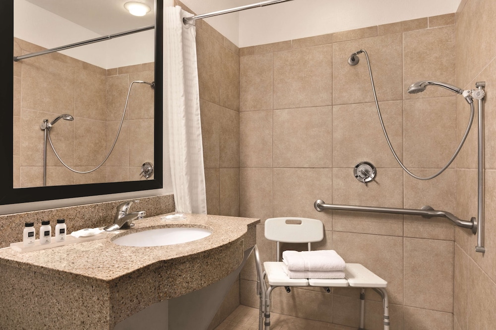 Country Inn and Suites by Radisson Tampa/Brandon FL 13/38