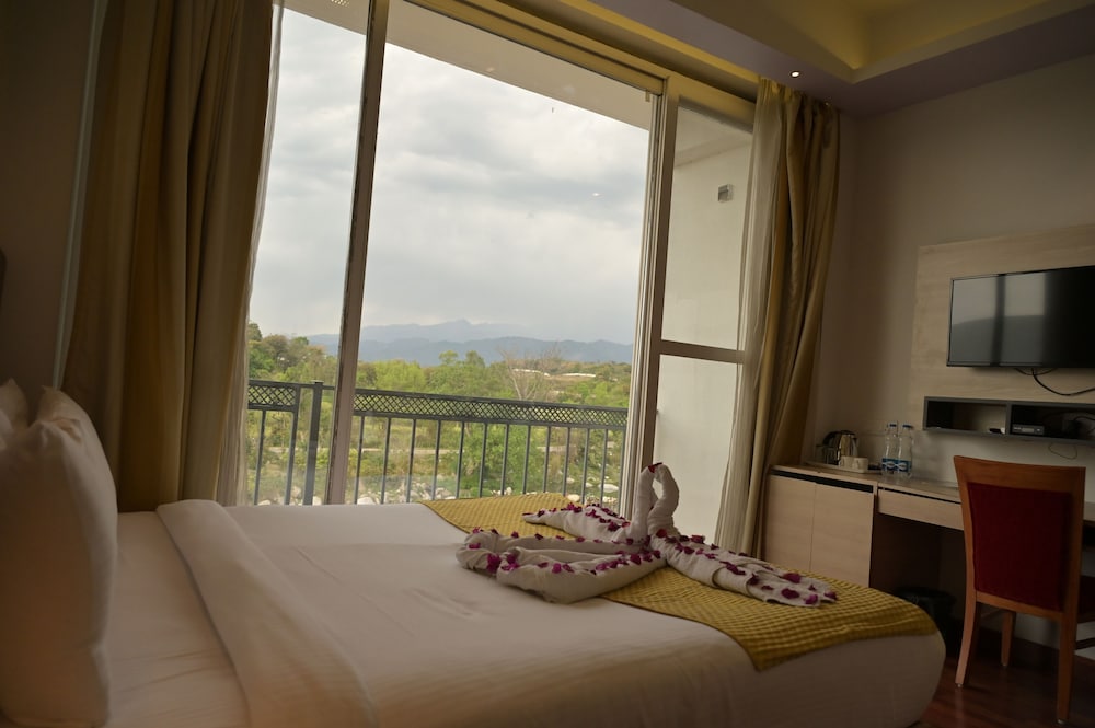 Hotel River Retreat 8/28