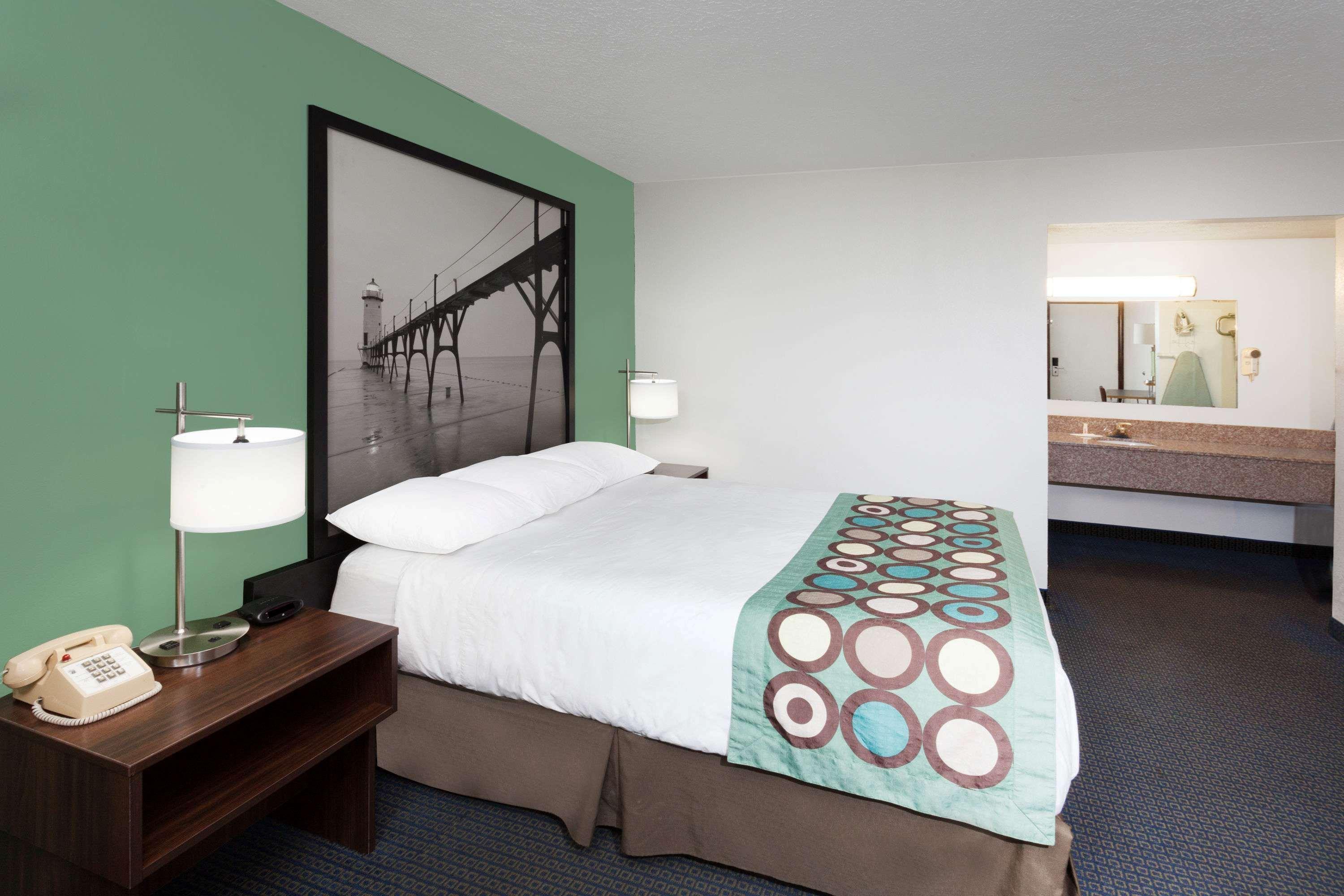 1 Bedroom, Suite, Queen Bed, Exterior Entrance