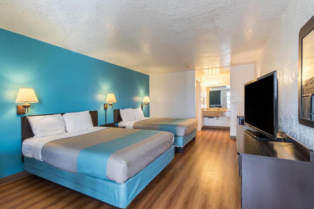 2 Full Beds - Smoking، Motel6 Grande Prairie, AB 3/4