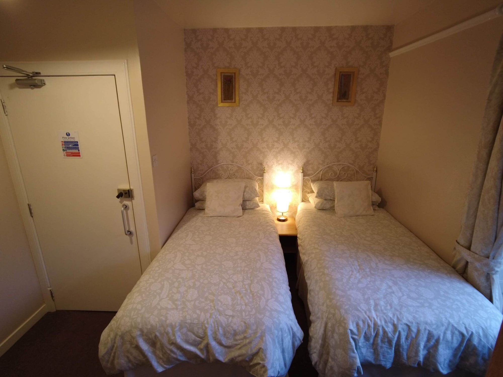 Room, Twin Beds, Mountain View