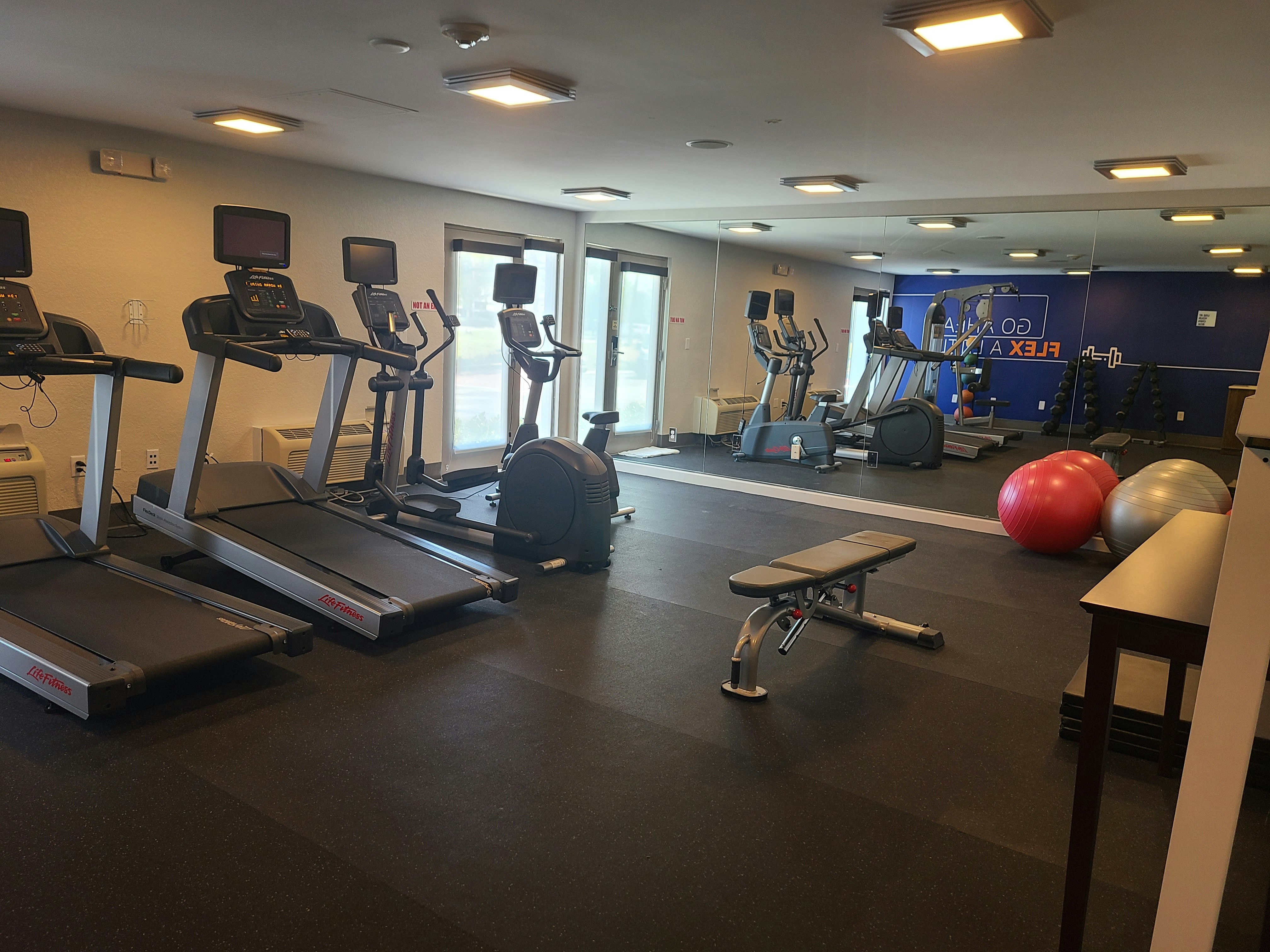 Holiday Inn Express Hotel Suites Ft Lauderdale N Exec Airport 36/76