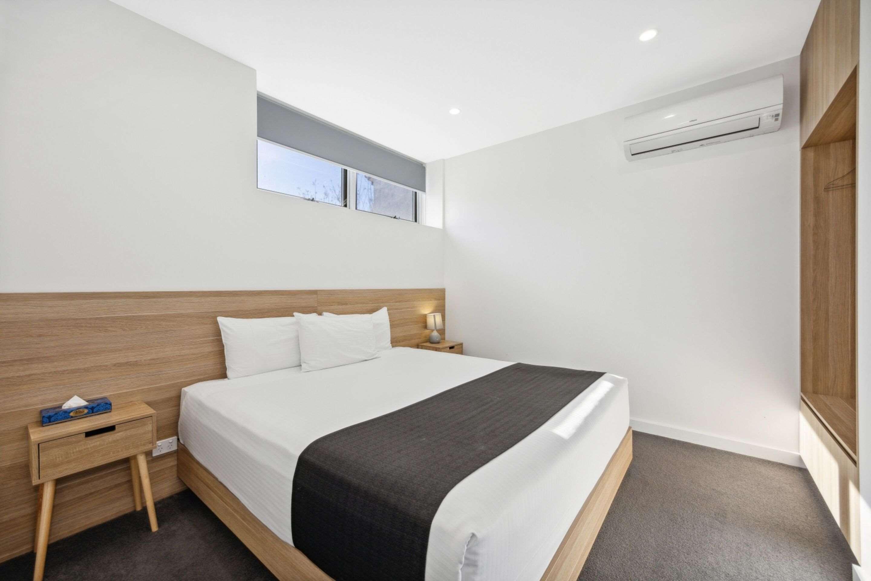 EFFICIENCY, KING BED