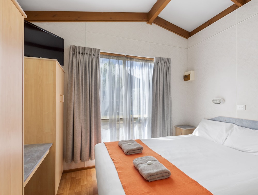 2 Bedrooms, Deluxe, Cabin, 1 Double and 2 Bunk Beds