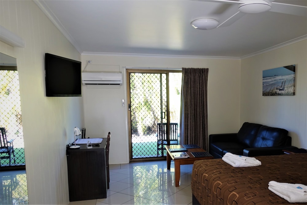 PACIFIC PALMS MOTOR INN 18/64