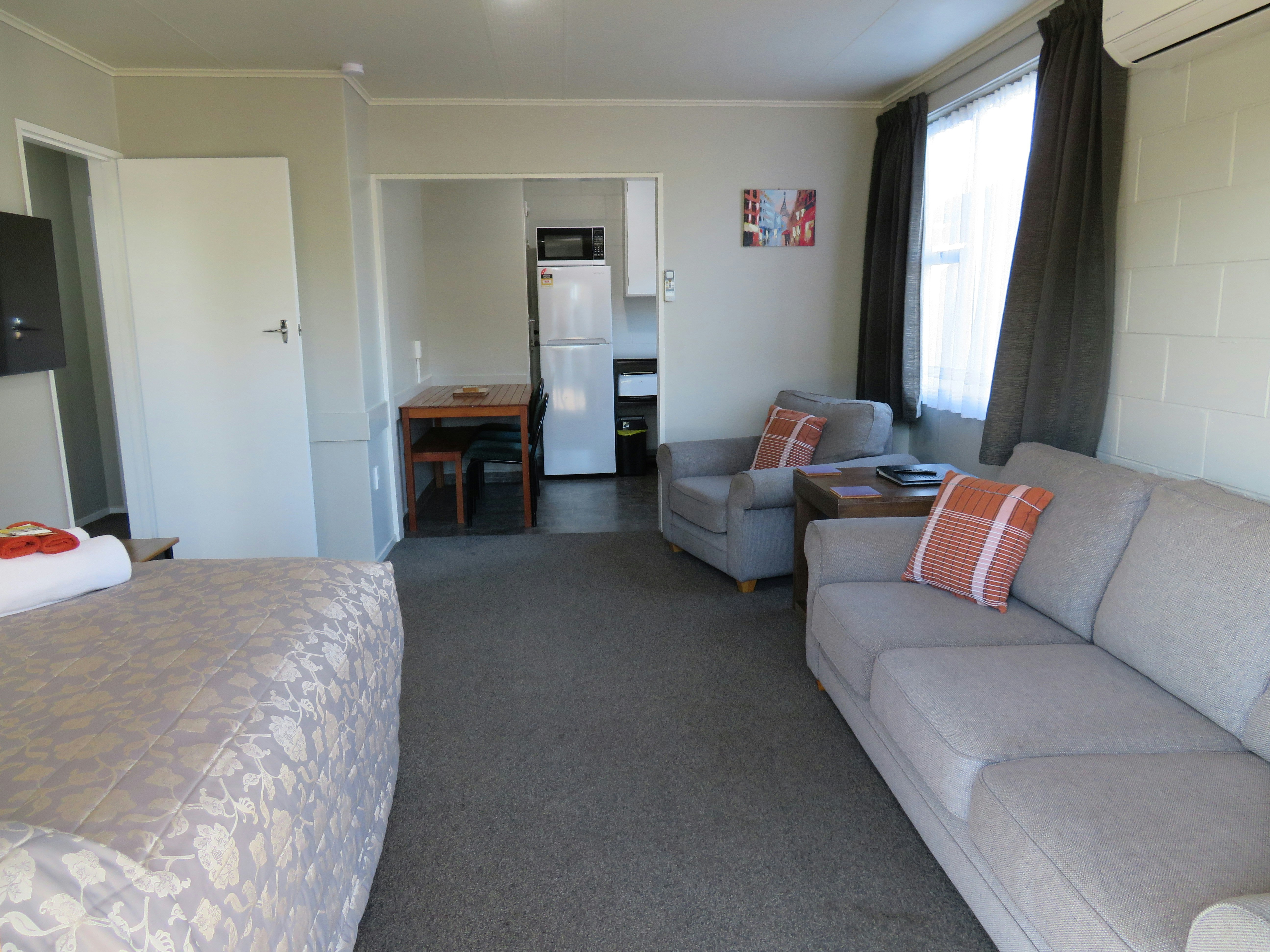 Commodore Court Motel 50/76