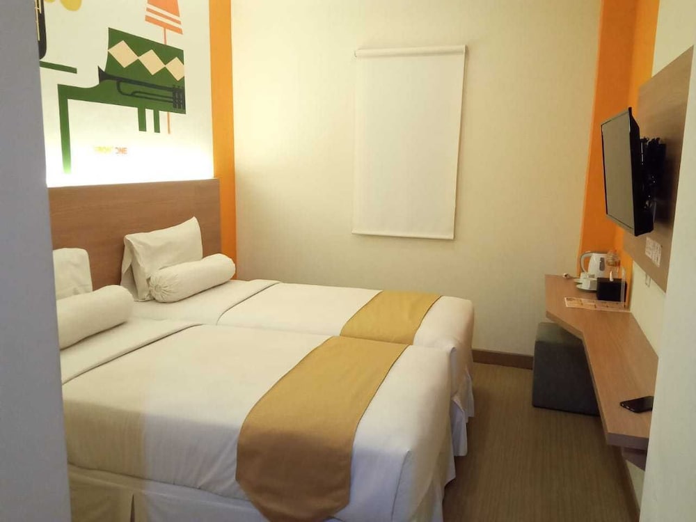 Front One Hotel Tulungagung 11/25