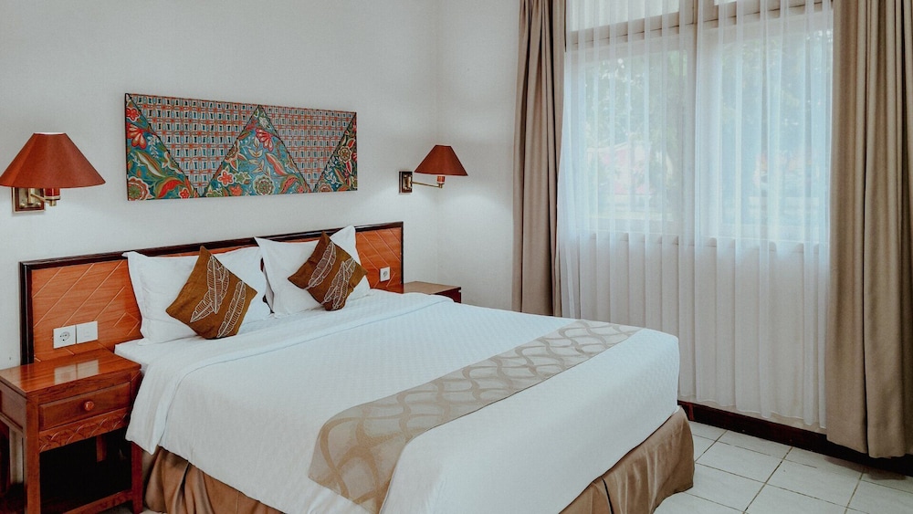 ROYAL, DOUBLE OR TWIN BED