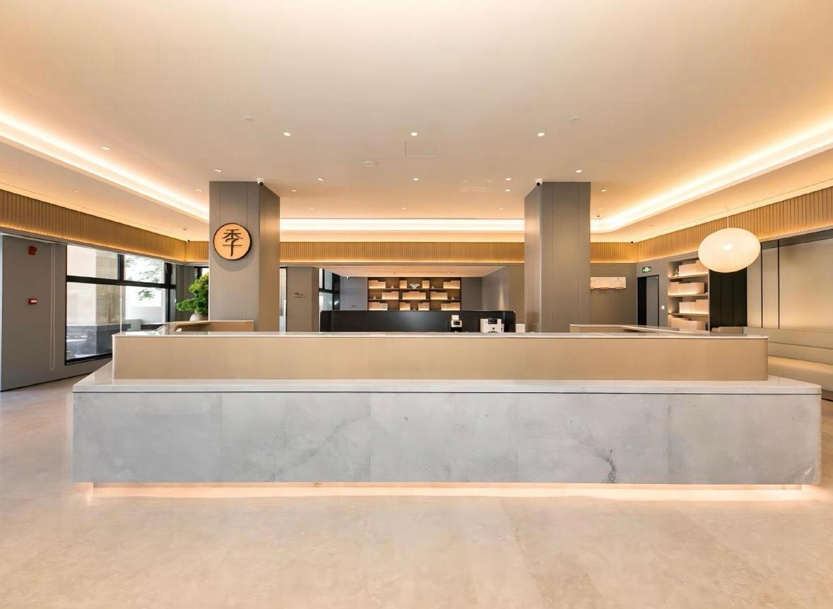 Four Seasons & Rally Hotel 6/47