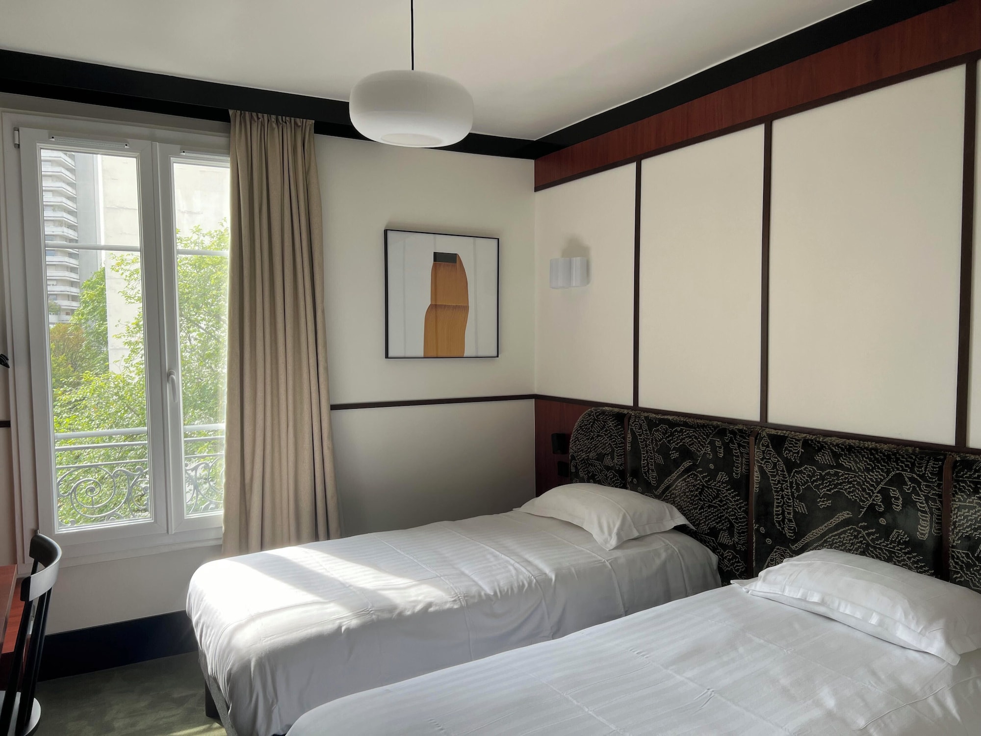 ROOM, DOUBLE OR TWIN BED