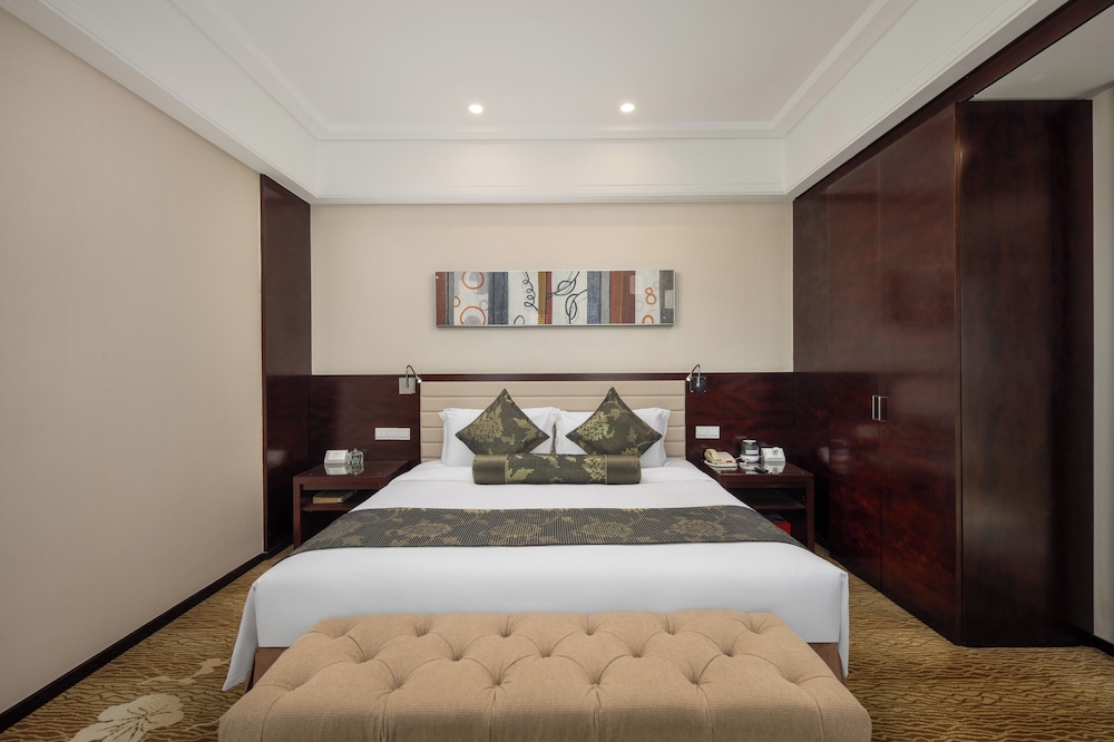 New Century Hotel Qingdao 24/73