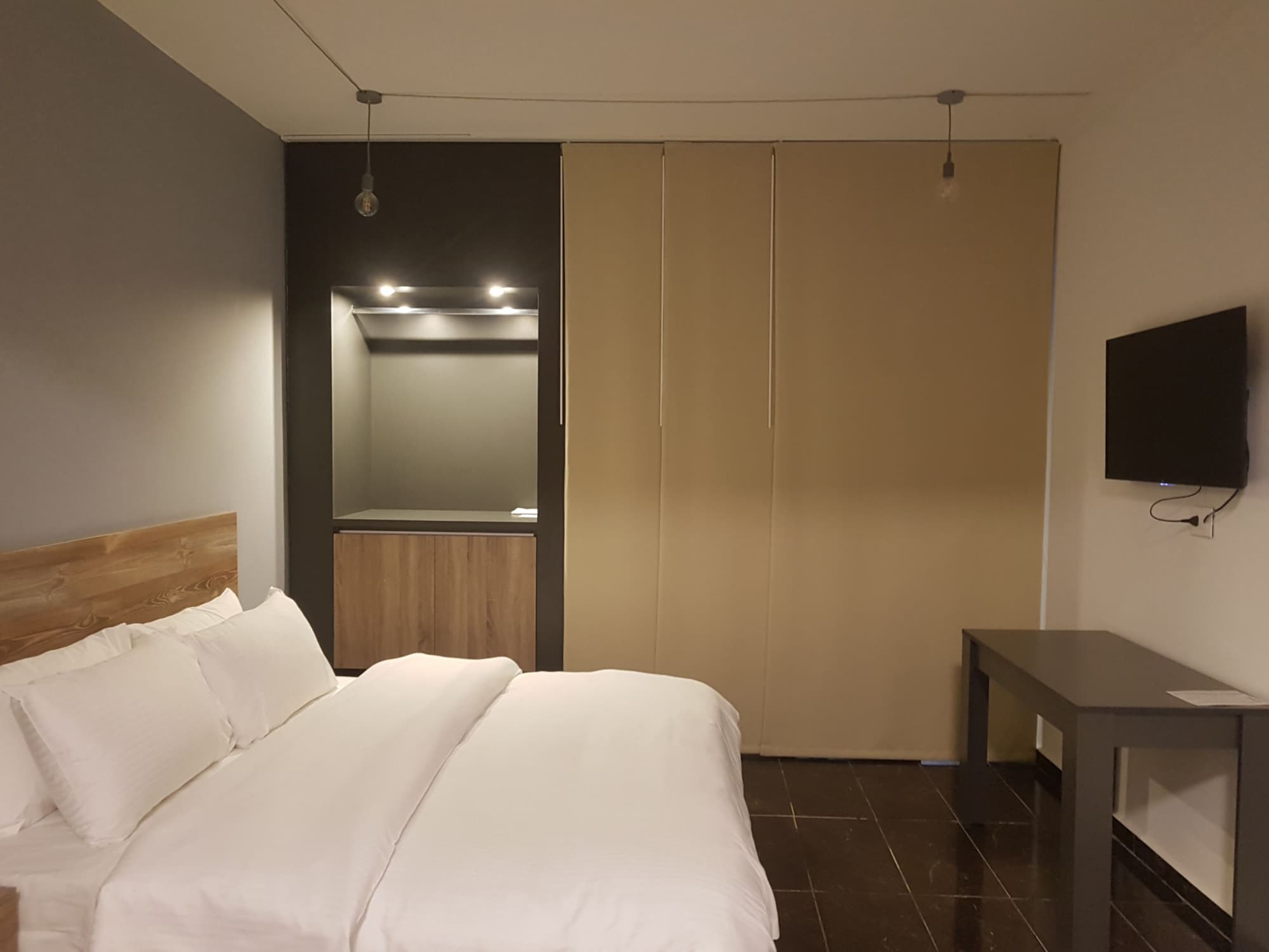 EXECUTIVE, STUDIO, SUITE, QUEEN BED