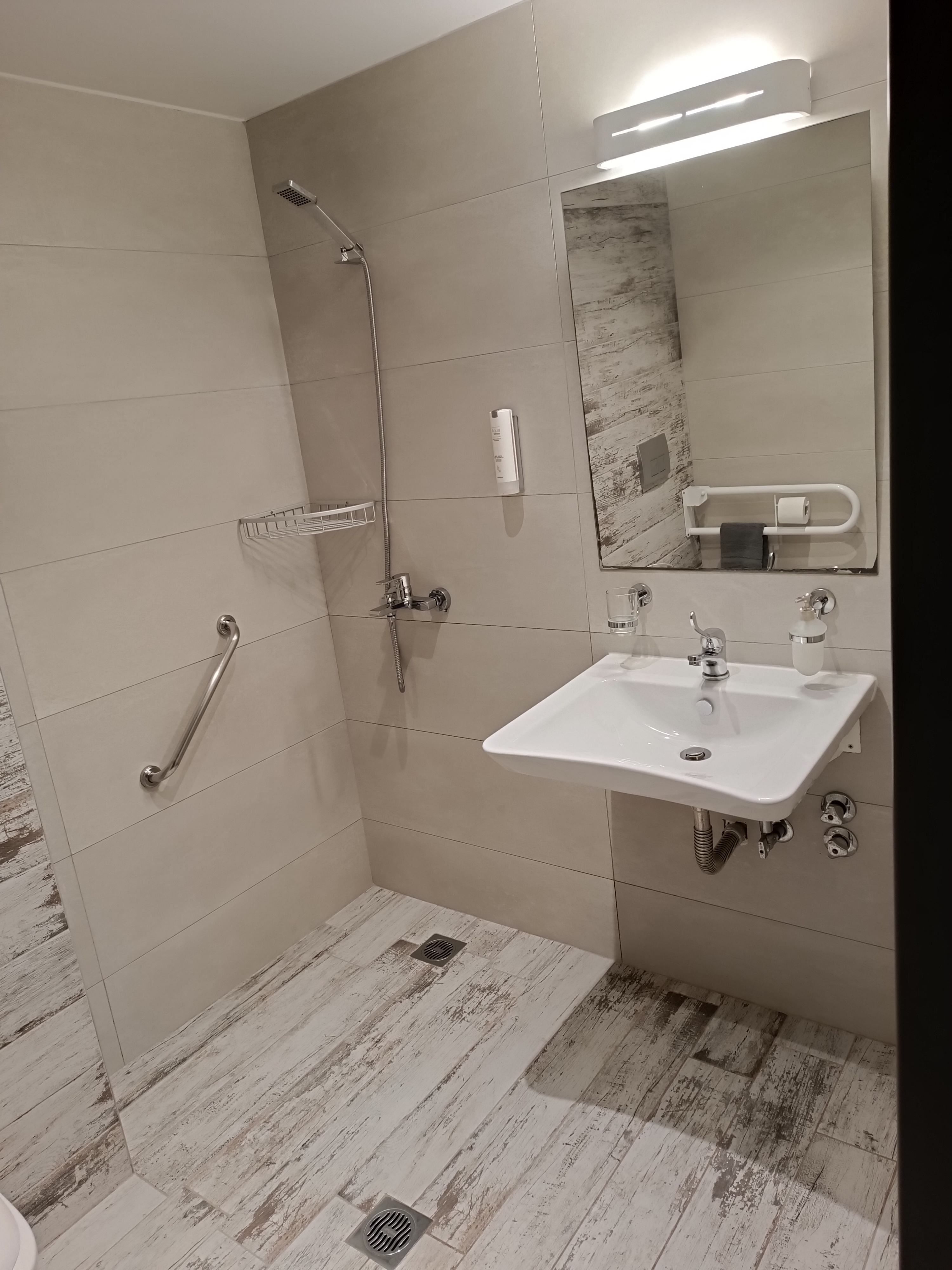 غرفة قياسية ثلاثية، Elizabeth Queen Luxury Rooms 3/3