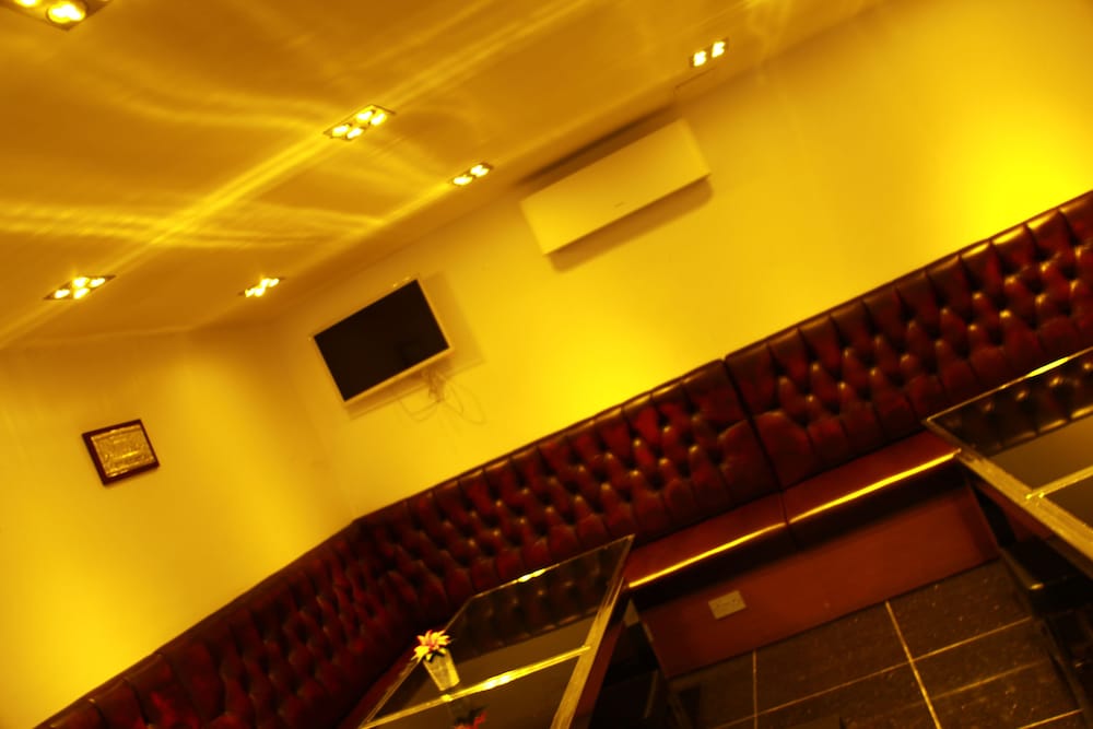 Exhibition Court Hotel 4 51/61