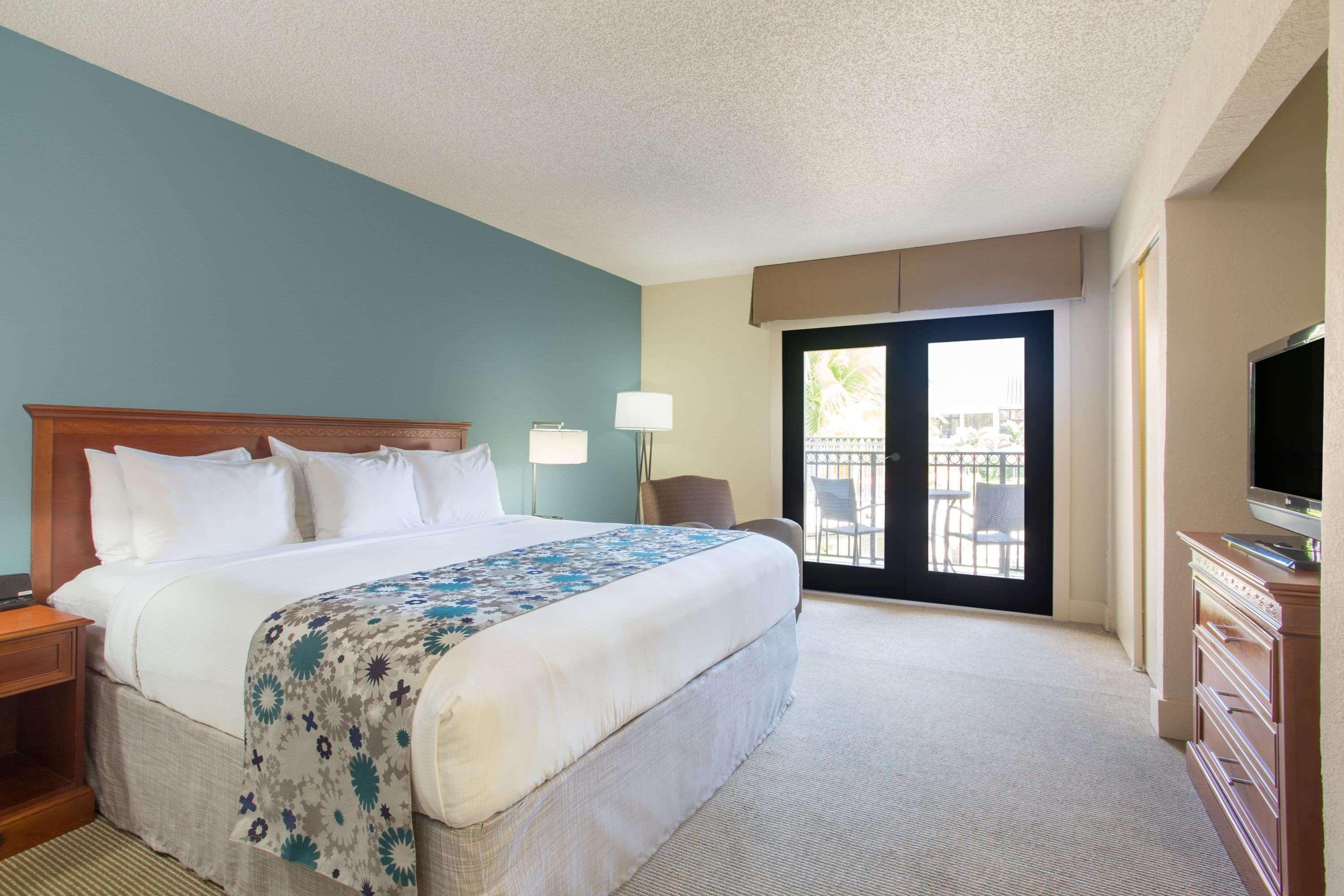 Suite, King Bed, Pool View