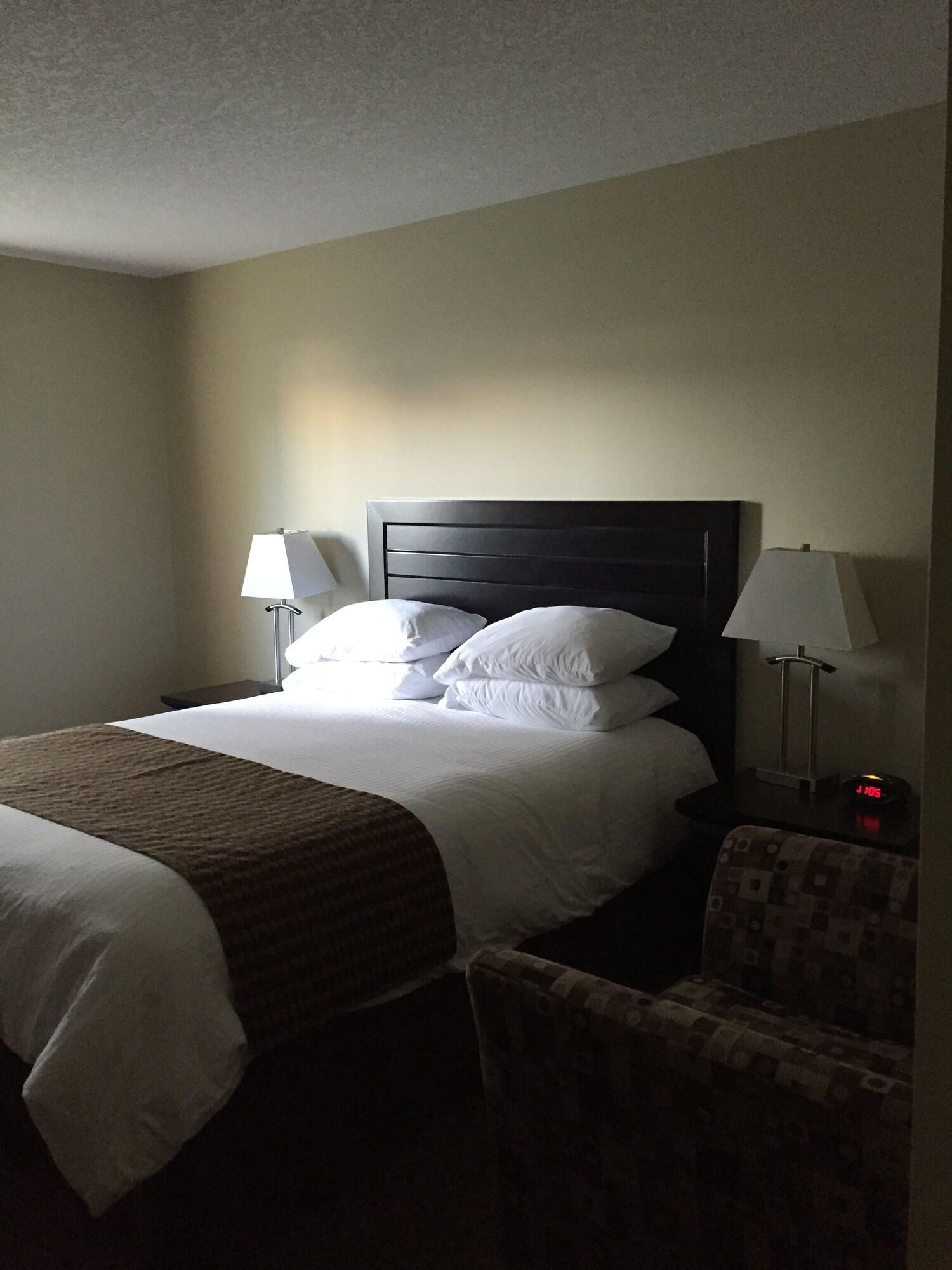 Econo Lodge Okotoks 11/17