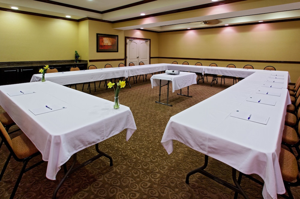 Holiday Inn Express Hotel Suites Cleburne 68/76