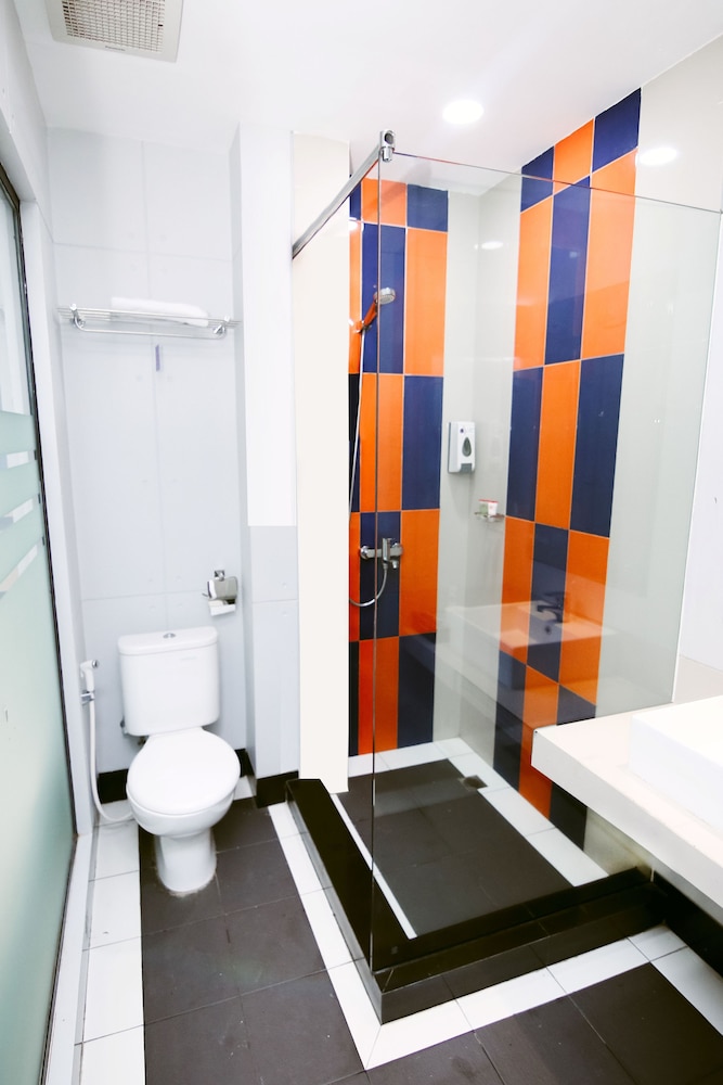 Oyo 592 Budget Hotel By The Harbour 28/28