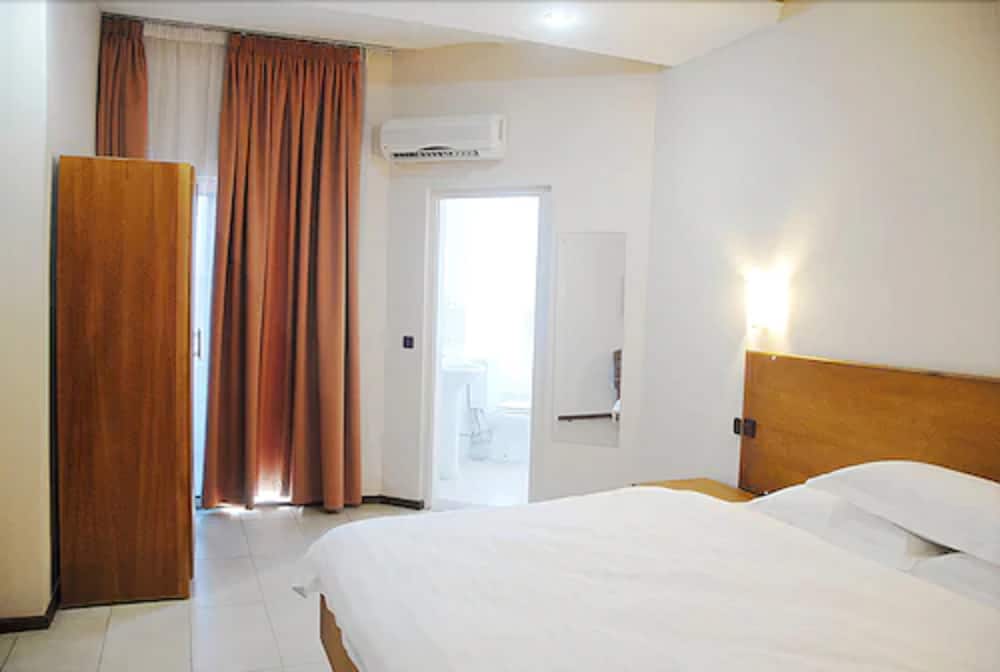 ROOM, DOUBLE BED