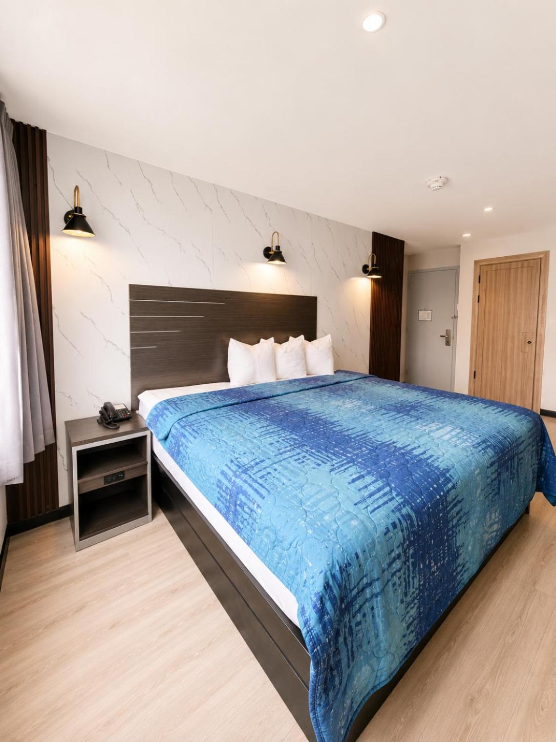 Deluxe, King Bed