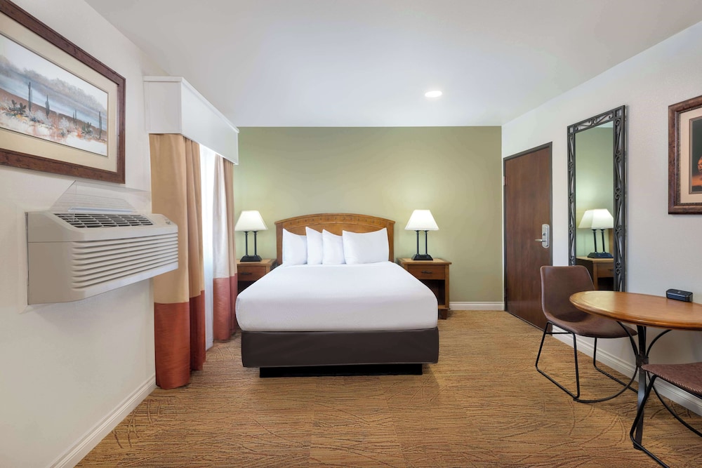 Standard, Queen Bed, Best Western Red Hills 2/9