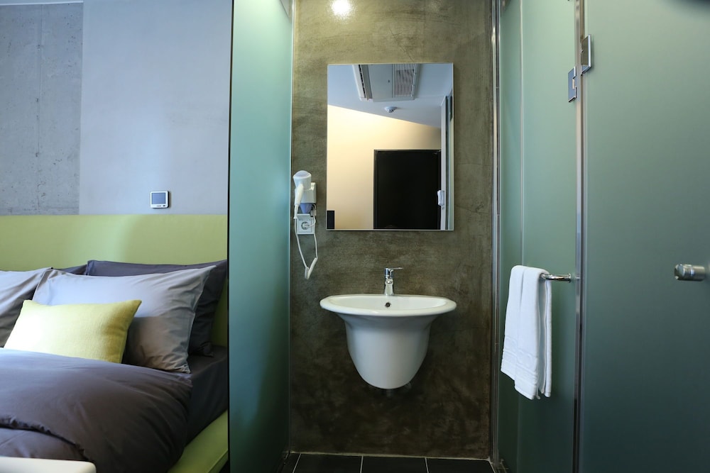 Cocomo Hotel And Gallery 52/54