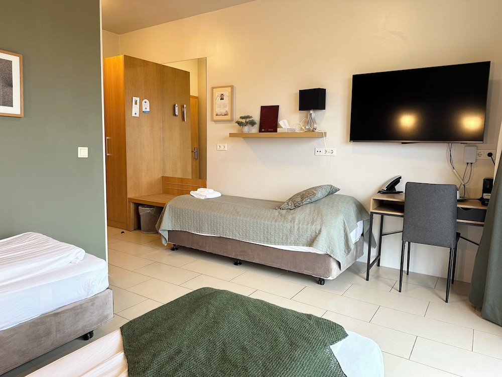 Standard, Triple, 1 Double and 1 Single Bed, Bathtub