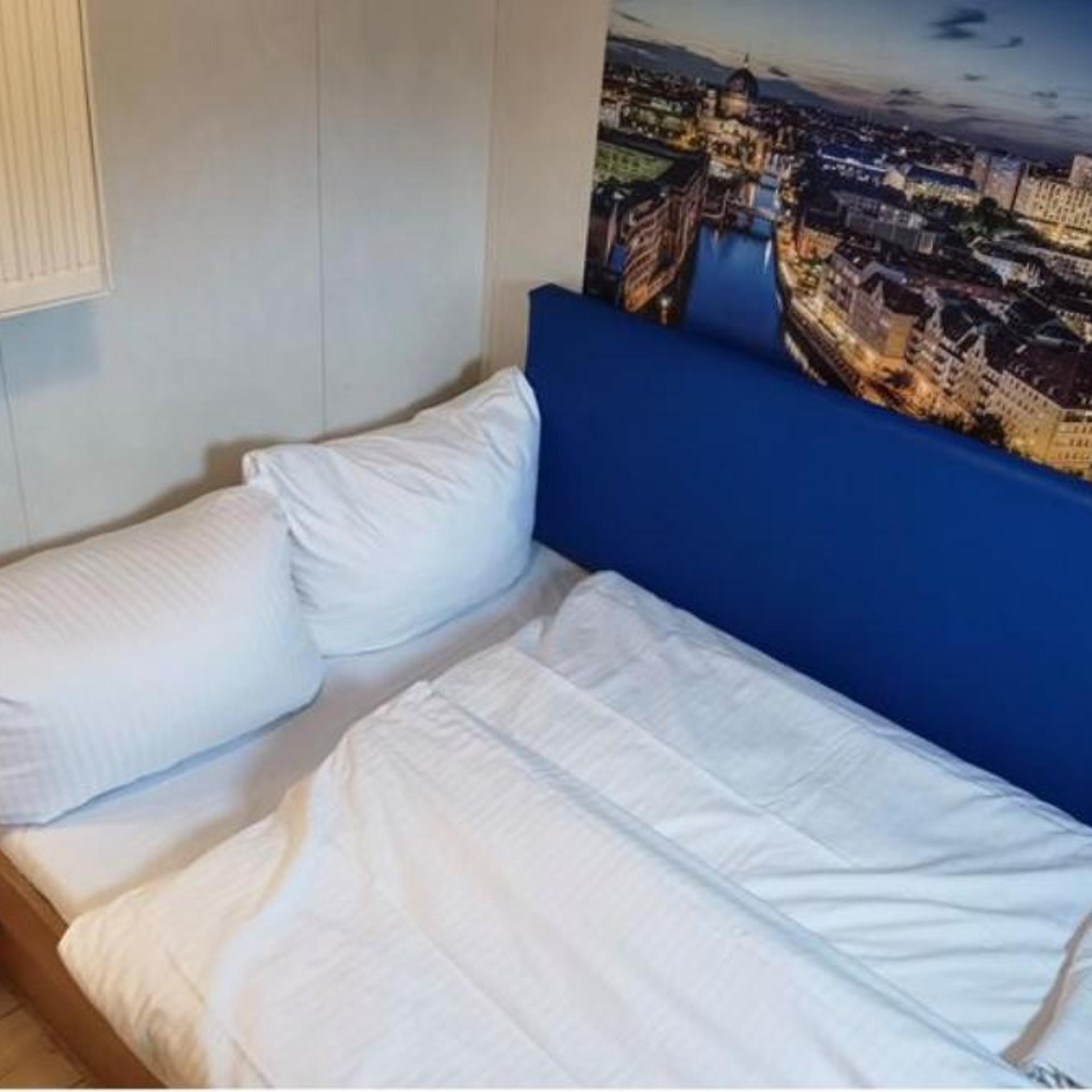 Eastern Comfort Hotel & Hostelboat 26/58