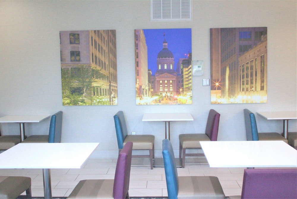 La Quinta Inn and Suites by Wyndham Indianapolis Downtown 44/50